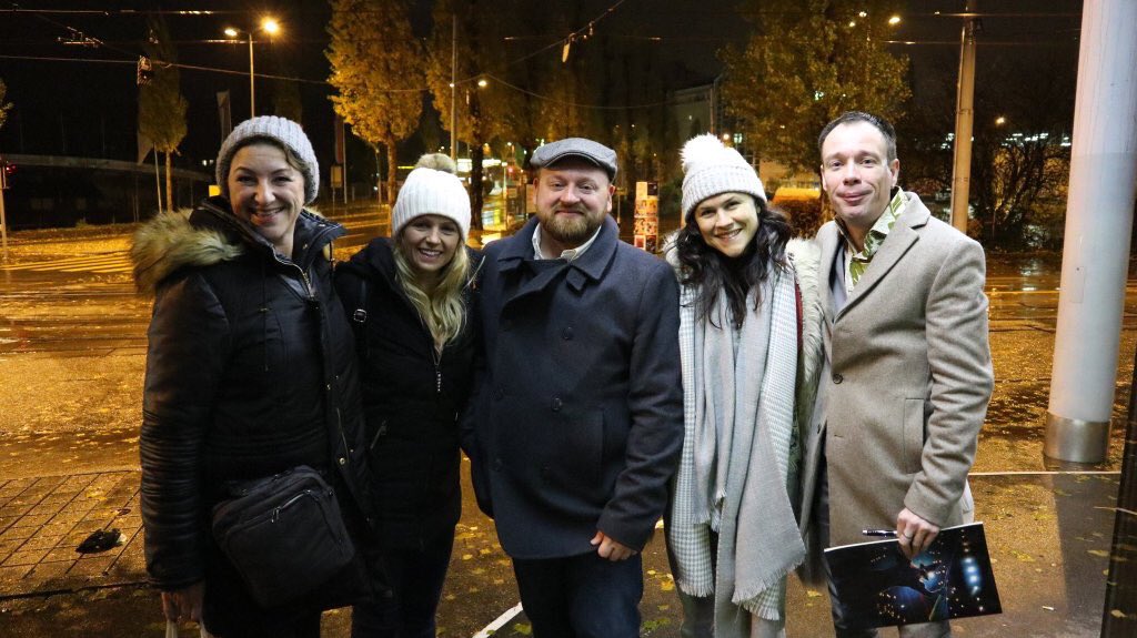 welsh_tenor's tweet photo. Fabulocious trip to Zürich with @Welsh_PA seeing @WickedUK #theatre11! Thanks to the lovely lady witches @amylross11 @helenwoolf for stopping to chat and thanks @kimismay, that hot chocolate cafe was amazing! 💚💖 https://t.co/DAf7HOiiBq
