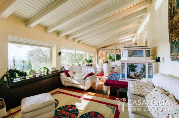 ItalyMagazine's tweet photo. Luxury villa for sale in Italy's prime #prosecco region: Comes with outbuilding, pool and vineyard of around 1 hectare in #Conegliano. Enjoy a large living space with a lovely view of the vineyards, 7 bedrooms, 9 bathrooms and garage https://t.co/0lgpytFWTm #PropertyinItaly https://t.co/iund4sgqlJ