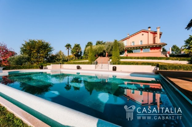 ItalyMagazine's tweet photo. Luxury villa for sale in Italy's prime #prosecco region: Comes with outbuilding, pool and vineyard of around 1 hectare in #Conegliano. Enjoy a large living space with a lovely view of the vineyards, 7 bedrooms, 9 bathrooms and garage https://t.co/0lgpytFWTm #PropertyinItaly https://t.co/iund4sgqlJ