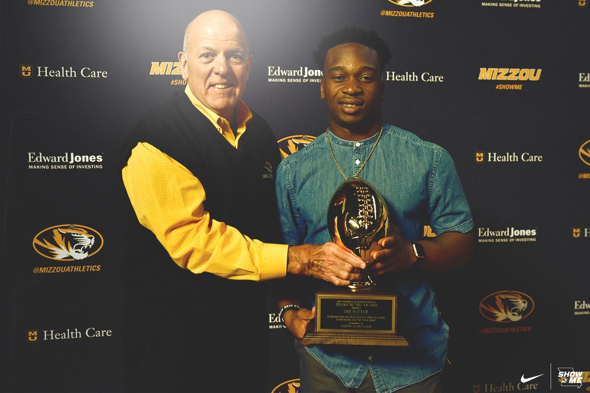 MizzouFootball's tweet photo. #Mizzou Team Awards 🏆

Congrats to @rashaanish21 on earning the Missouri 'MO' Award!

#MIZ #ShowMe 🐯🏈 https://t.co/1qgOCugtBZ
