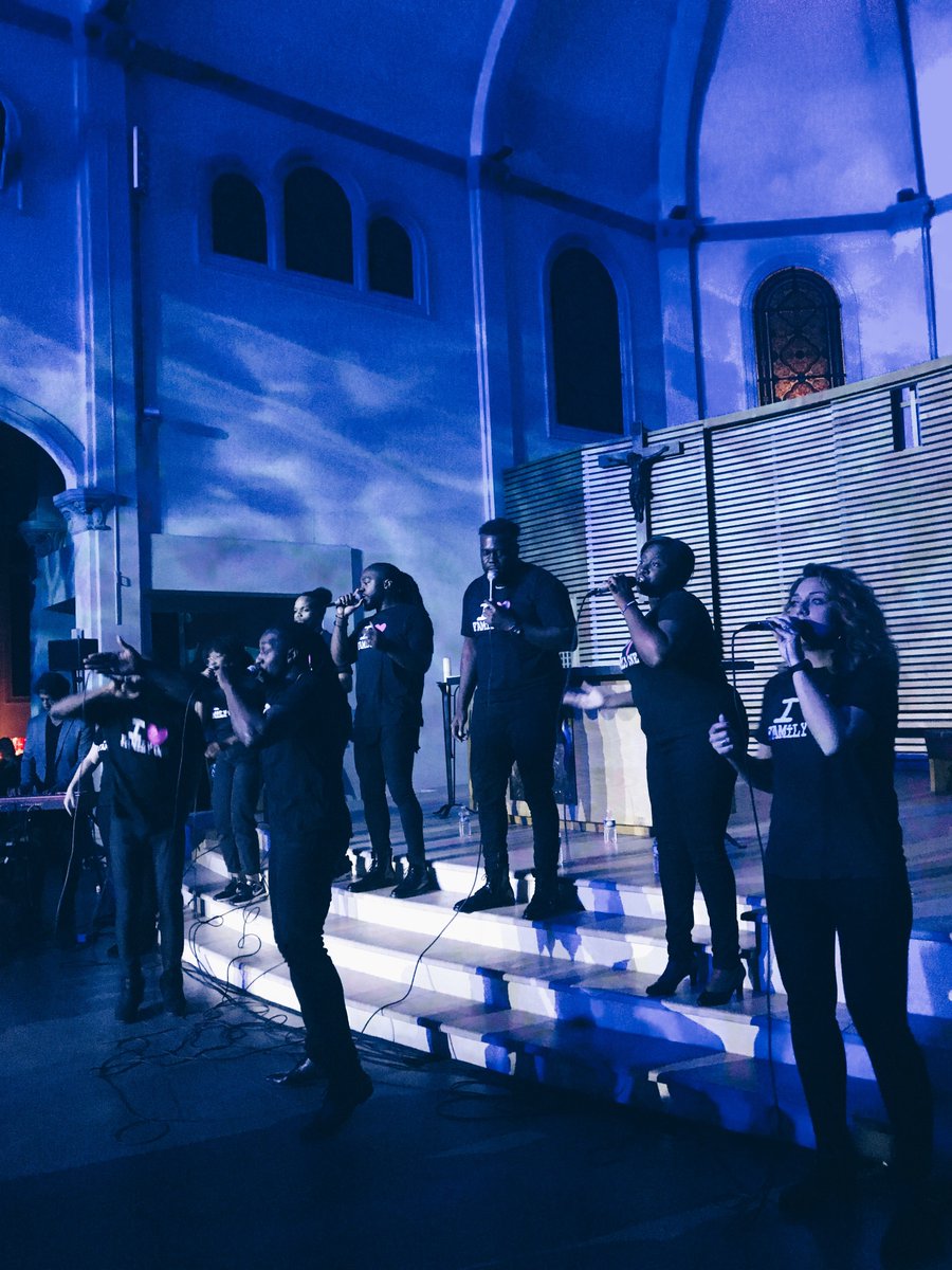 FamilyOne1's tweet photo. Merci à tous pour ce week-end tout en musique ! 
Retrouvez un extrait de notre concert de vendredi dernier sur notre page facebook : https://t.co/3pgfeaNkf4 #MondayMotivation🙏 https://t.co/aI17xzaAFW