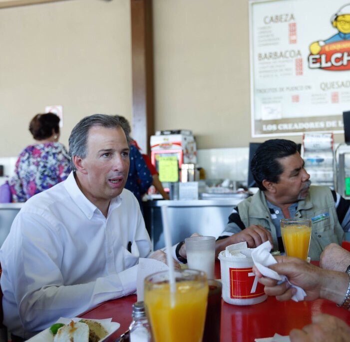 jgarciabejos's tweet photo. José Antonio Meade es un hombre leal e integro. Predica con el ejemplo, sencillo y capaz, maneja su coche, te lo encuentras en el avión y comparte una torta. Por si fuera poco, un extraordinario y preparado funcionario público. https://t.co/d92LEKUavr