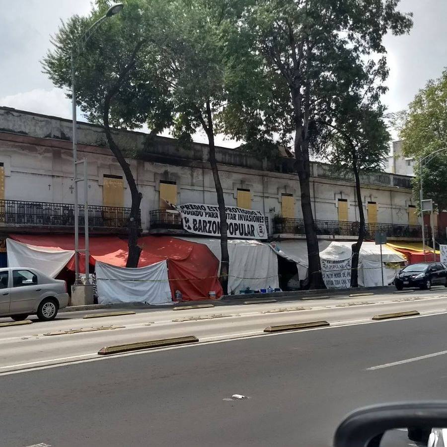 En Av Cuauhtemoc 166 Primero habian invasores de predios, ahora son invasores de banquetas.  secgob.cdmx.gob.mx/comunicacion/n… … <a href="/ManceraMiguelMX/">Miguel Ángel Mancera</a> <a href="/Pat_MercadoC/">Patricia Mercado</a> <a href="/GobCDMX/">Gobierno de la Ciudad de México</a> <a href="/hiramalmeidae/">Hiram Almeida Estrada</a> <a href="/Reforma/">REFORMA</a> <a href="/Milenio/">Milenio</a> <a href="/AristeguiOnline/">Aristegui Noticias</a>
