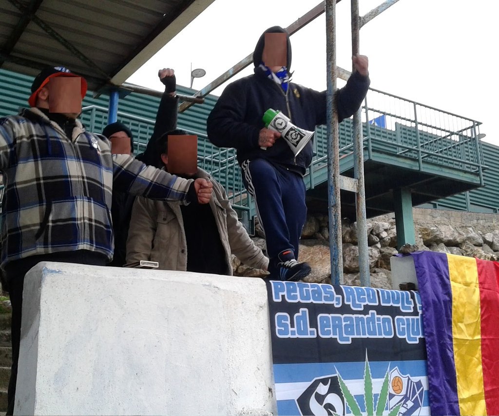bakixa's tweet photo. La aficion del erandio celebra un gol de la dinamita de durango https://t.co/IVrqnAsBzn