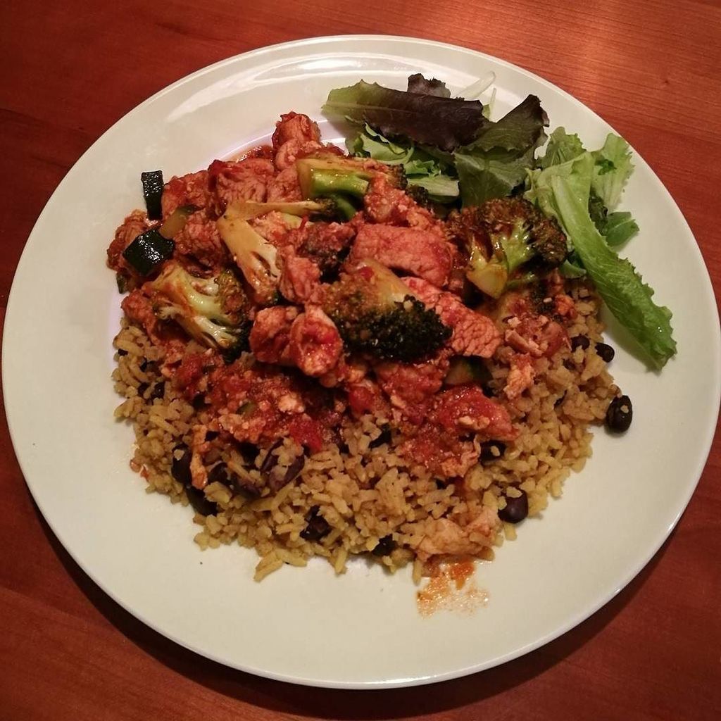 J_von_music's tweet photo. It's dinner time🍴#soulfood #cookedfood #healthyfood #mondaynightdinner #monday #greatfood #jvon #salad #rice #meatandveggies https://t.co/iqyOVPVc0Q https://t.co/USM5iocUR0