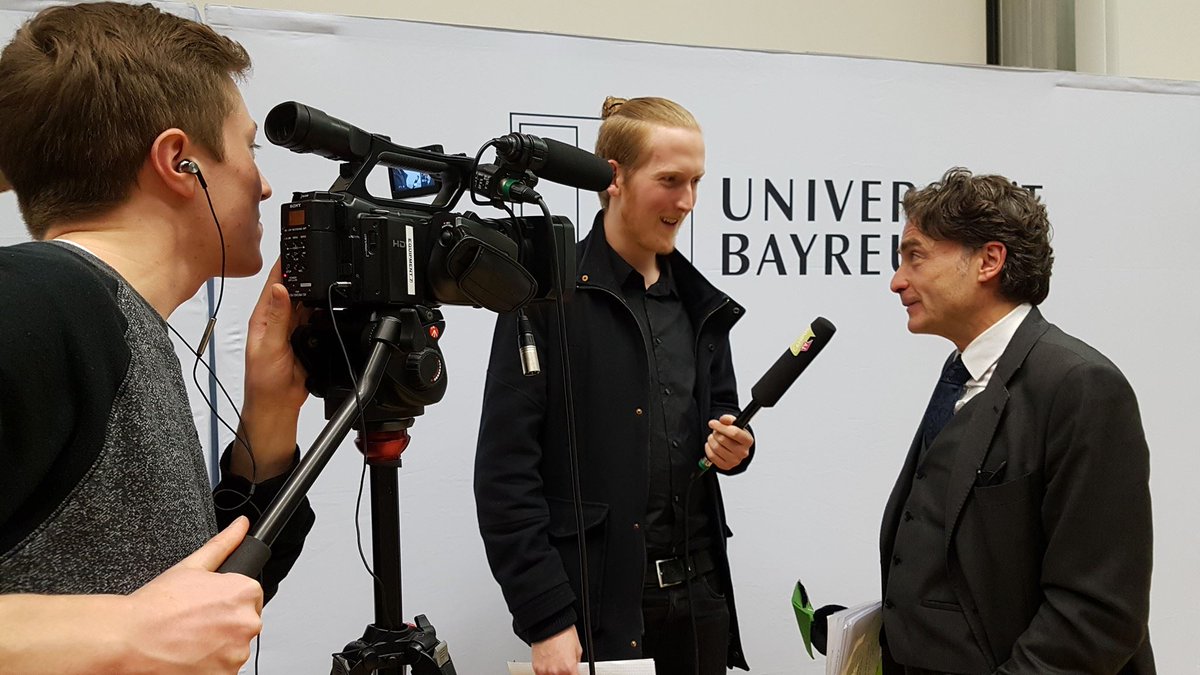 Und da ist er: Unser Reporter Max im Interview mit ZEIT-Chefredakteur Giovanni di Lorenzo! Was die beiden bequatscht haben, erfahrt ihr demnächst auf Campus TV!