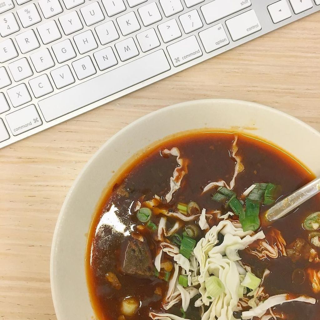 amason_916's tweet photo. posole al desko 💃🏻 https://t.co/75RkkIQrLs https://t.co/zYpWf7ZQe0