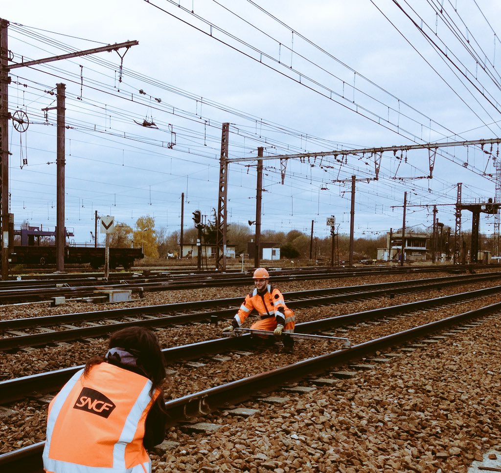 En direct du #shooting de la Brigade #Voie Laroche Nord <a href="/SNCFReseau/">SNCF Réseau</a> #infrapole #PSE  <a href="/MarineAjAndre/">Marine André</a>