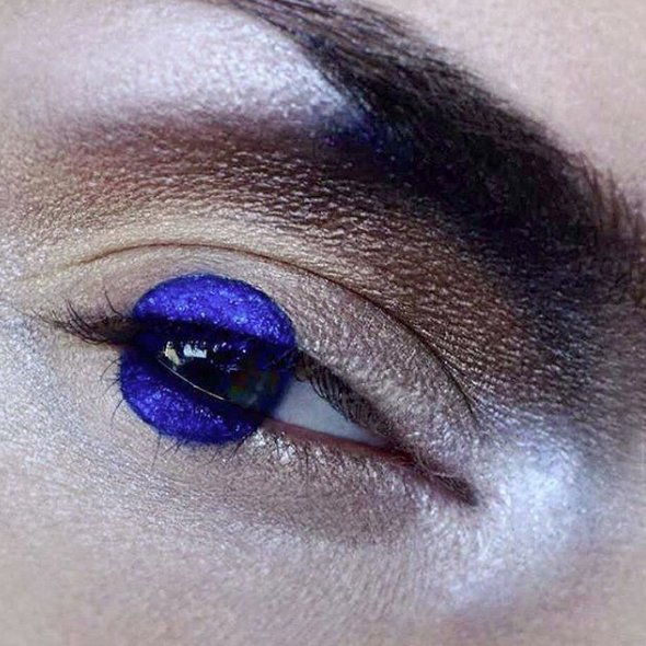 PATTERNITWEET's tweet photo. BLUE SPOT SIGHT
Simple geometric inspiration by @suuzbrouwer drawing attention to the details of our anatomy…
#spot #dot #blue #pattern #PATTERNITY #PATTERNITYResearch #beauty #fashion #makeup #eye https://t.co/mQf7h0q58u