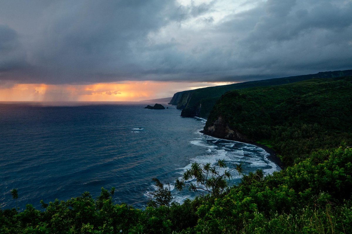 HawaiiBigIsland's tweet photo. Take a moment to admire Mother Nature's masterpiece. #LetHawaiiHappen https://t.co/2mqlURyvIo