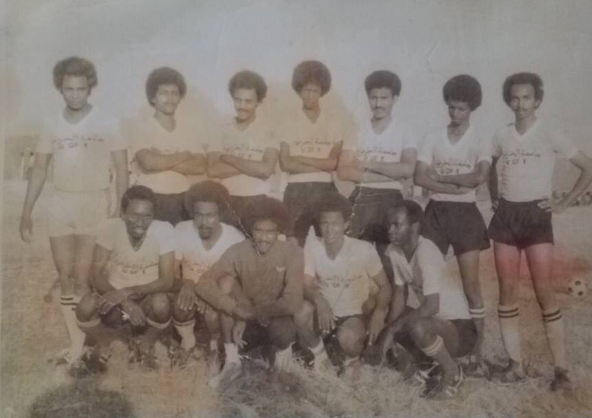 فريق كلية الطب في الثمانينات ويظهر في الصورة بروفسور أبشر حسين وبروفسور مصطفى ادريس مدير الجامعة السابق وعضو هيئة التدريس بقسم البايوكمستري