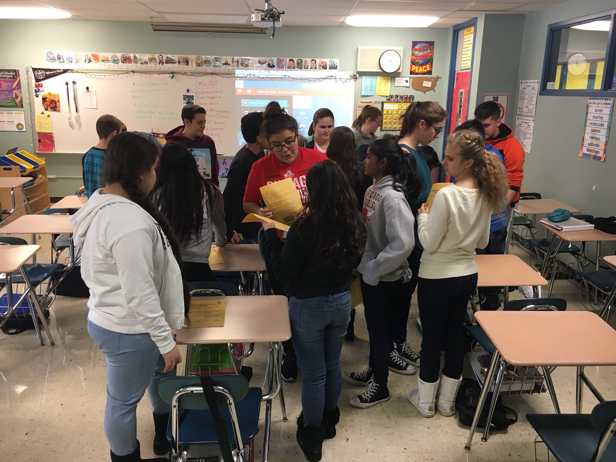 jenlarue2's tweet photo. Getting reacquainted with friends after Thanksgiving break! They all look older- I missed them! #gratefulwdsd7 https://t.co/RMvRN15zxo