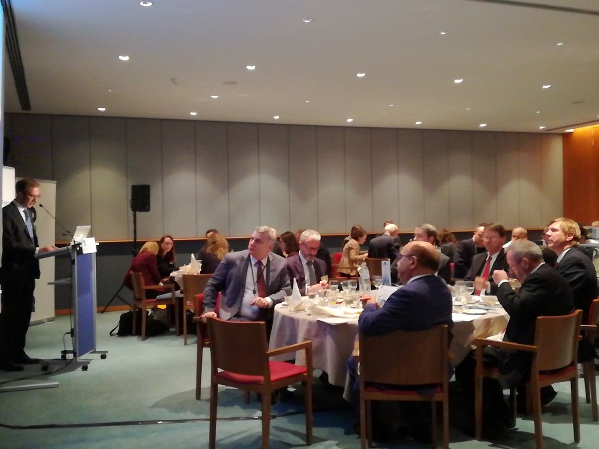 Discussing distributed energy and its benefits for business customers at the #EEFDD this evening. EEF member <a href="/PKouroumbashev/">Peter Kouroumbashev</a> in the chair.