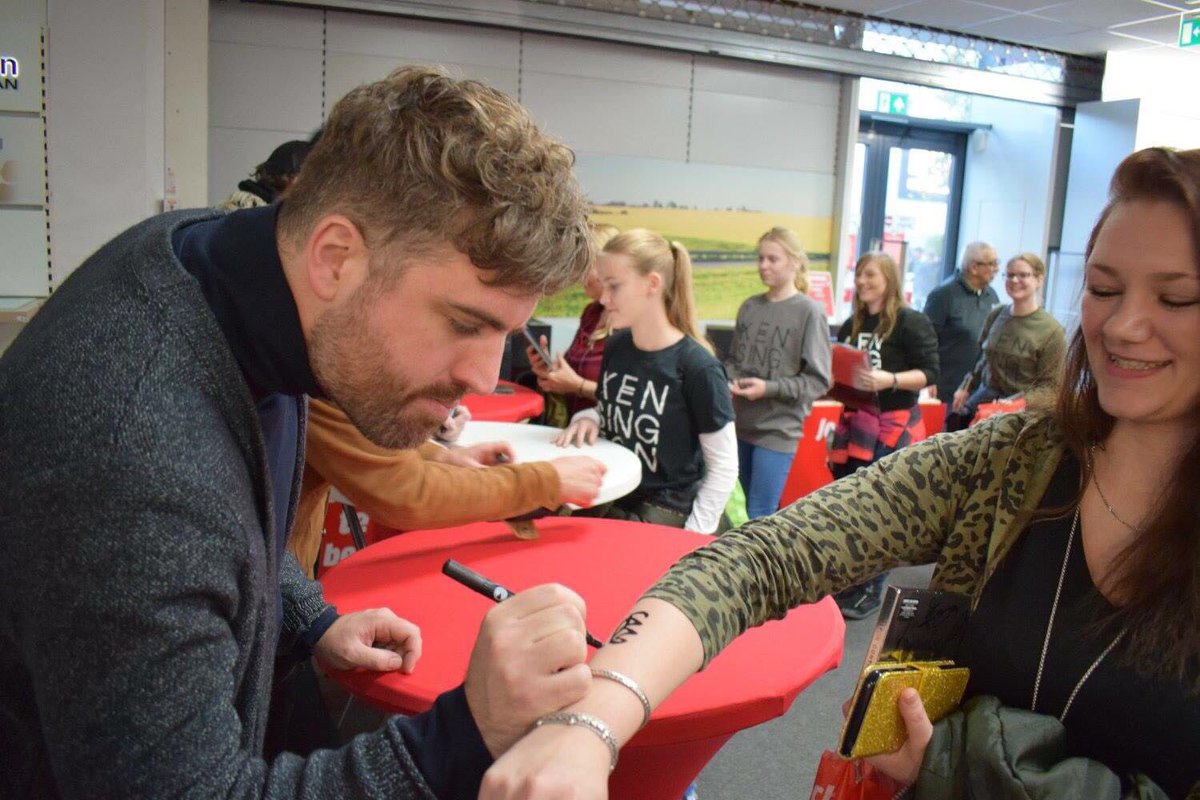 MediaMarktArenA's tweet photo. De foto's van de signeersessie van @kensingtonband staan op Facebook! Klik op deze link om ze te bekijken: https://t.co/Sua7mRVbY2 #kensington #mediamarkt #signeersessie #controllive https://t.co/zsjgVjJ0FZ