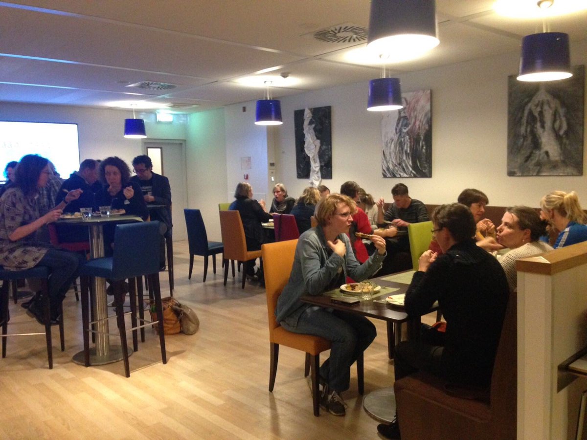 loopbaan4daagse's tweet photo. De @loopbaan4daagse 2017 is begonnen! Veel ontmoetingen, gesprekken en uitwisseling tussen OMO collega's van diverse scholen. Leerzaam en gezellig bovendien. Op naar dag 2!! https://t.co/QruJe66lDr
