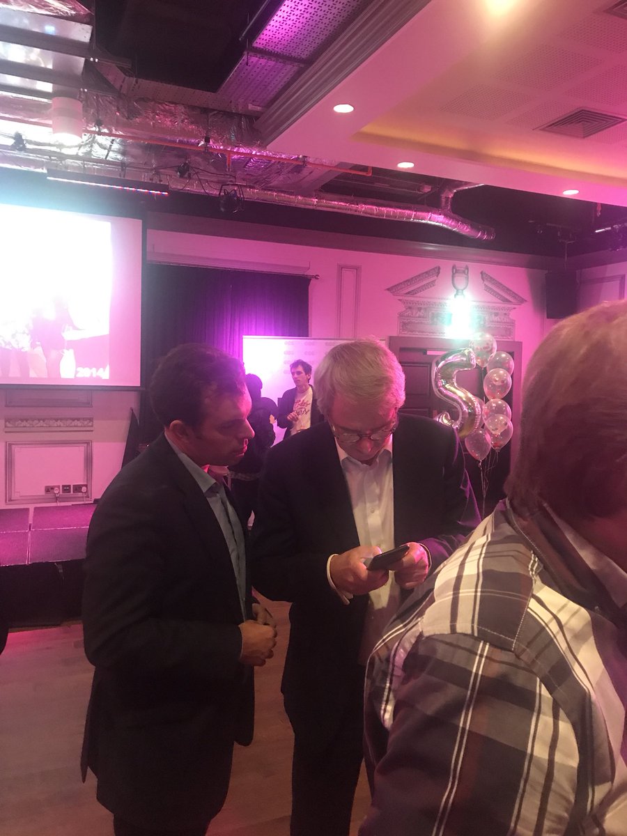 SCROLLcontrol's tweet photo. Nigel Shadbolt figuring out how an iPhone works https://t.co/xASZHWnzLv