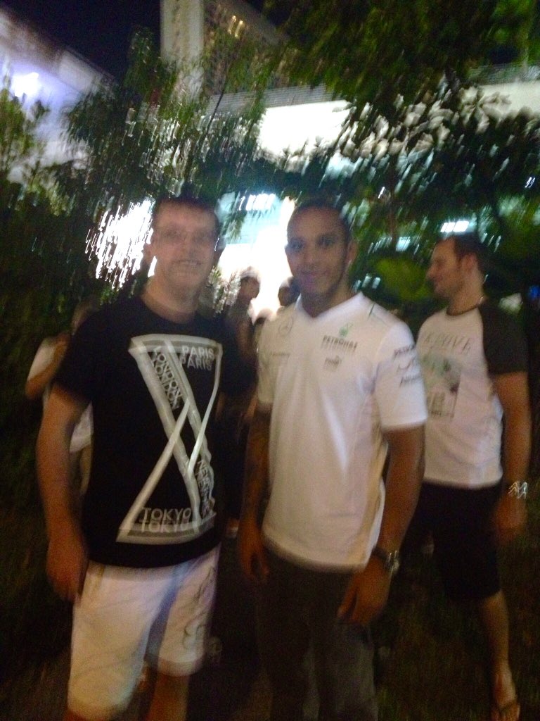 peco_train's tweet photo. @SuperFox21 @ymcofficial They are all really great pics 👍🏻 They are a masterclass in photography compared to this pic when I met Lewis in Singapore few years back!! #SlightlyOutOfFocus 🤔😂 https://t.co/80xrI0fcnq