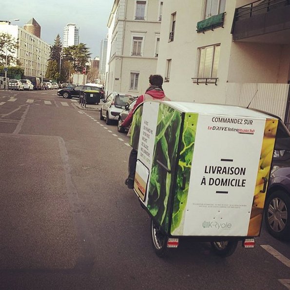 BecycleLyon's tweet photo. Le pôle vélo de Lyon très heureux d'accueillir, pour ses premiers pas, une solution de remorque innovante, pour la livraison en ville: @K_Ryole 
https://t.co/qzsEw1emF2
#solutionvelo https://t.co/GkLV4lZL09