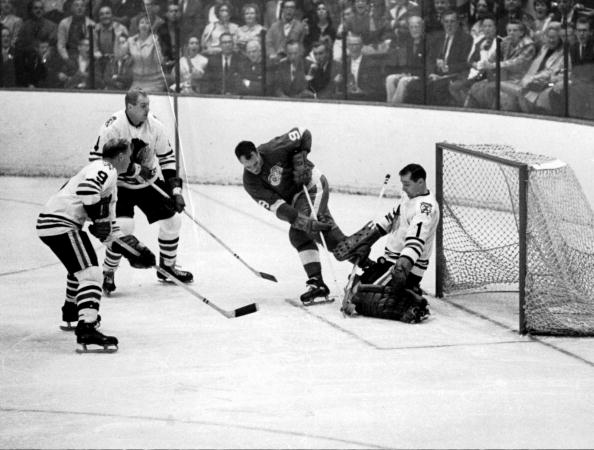 #OnThisDay in 1960: Gordie Howe becomes the first player in NHL history to reach 1,000 points. #LGRW https://t.co/kA0MxTN0JA