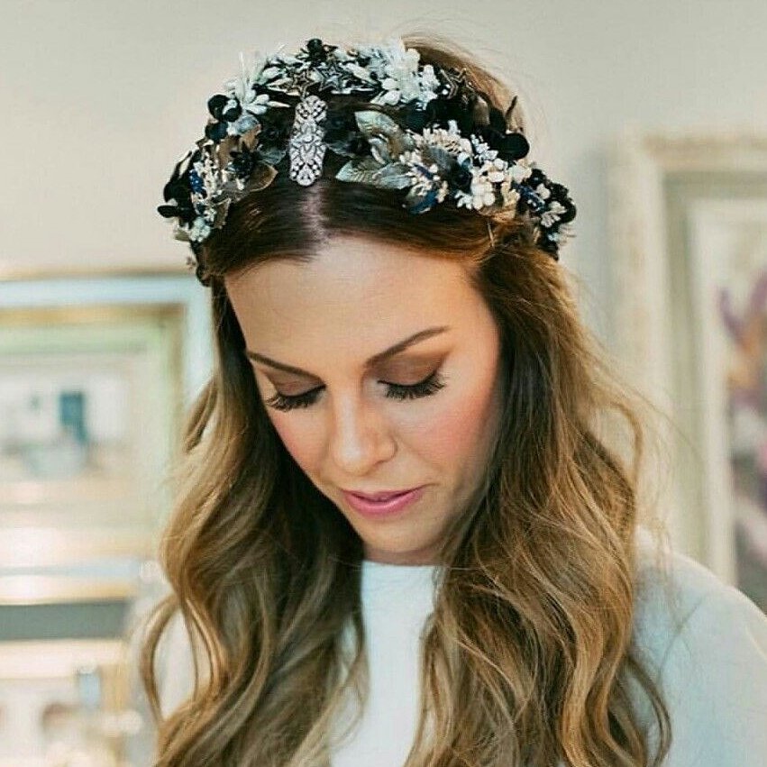 Esta corona de novia con detalles negros... 😍 Más ejemplos ➡ dearcerezo.com/novias/las-cor… foto vía Pinterest #tocados #novias #wedding