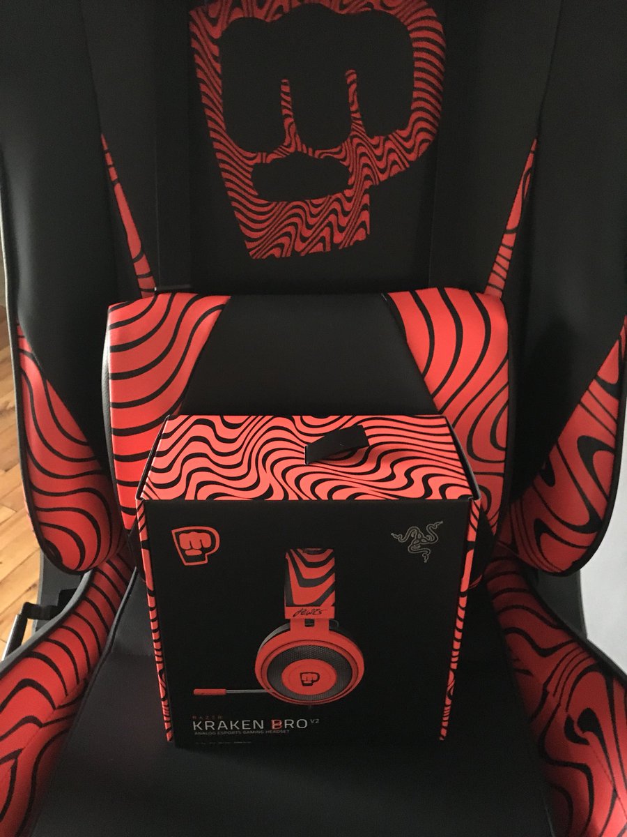 WinterDober's tweet photo. These are a few of my favorite things... Thanks @Razer, @ClutchChairz, &amp; @pewdiepie 👊 https://t.co/iZ4az8YsUO
