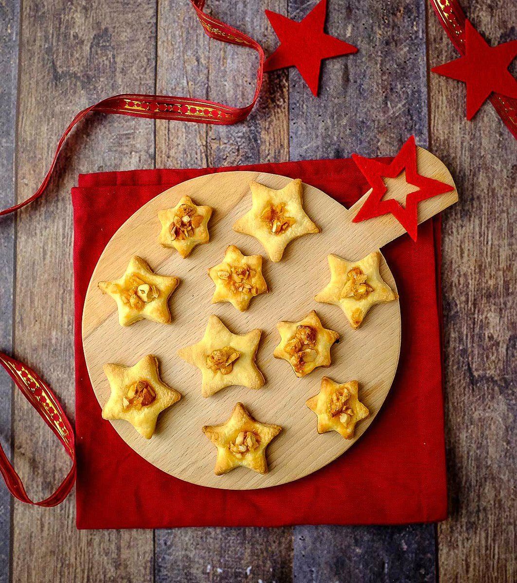 Salz auf Süßem? Ja, bitte. Hier gibt es das #Rezept für Cashew-Karamell Sterne mit einer Prise Salz. buff.ly/2n7lwHQ