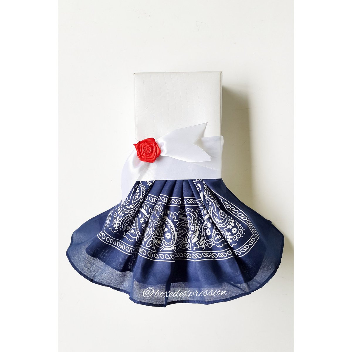 erthapower's tweet photo. Go beyond ribbons: use a bandana to create an effect on the gift #giftwrapping #gift https://t.co/70ohweBetM