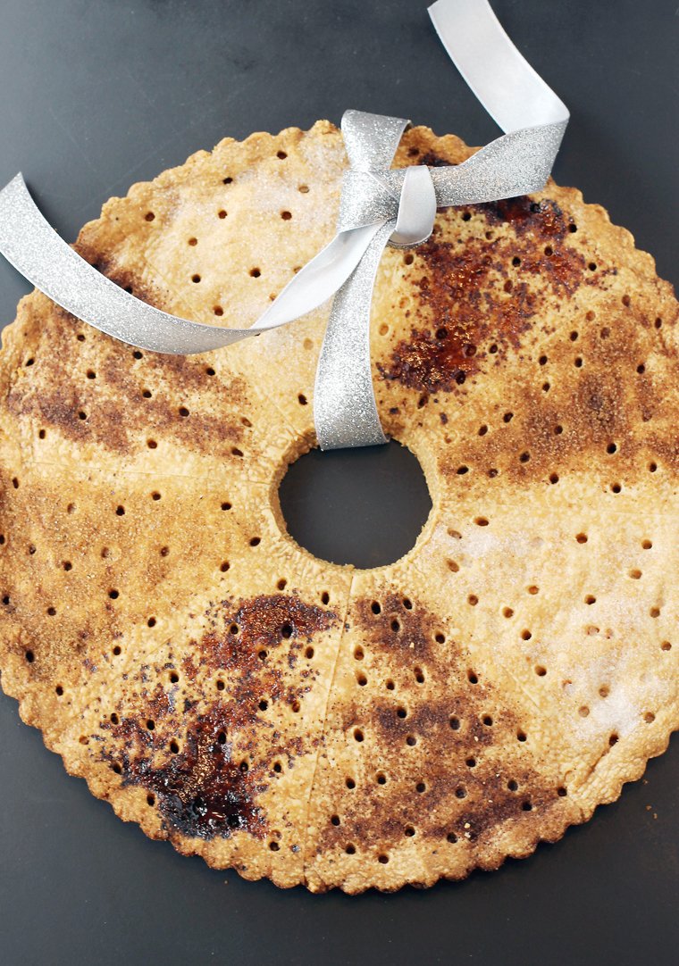 CarolynJung's tweet photo. It's the season for a big cookie wreath. @MarthaStewart @RogersMade https://t.co/BEElaAcqtQ https://t.co/hOySjCGykR