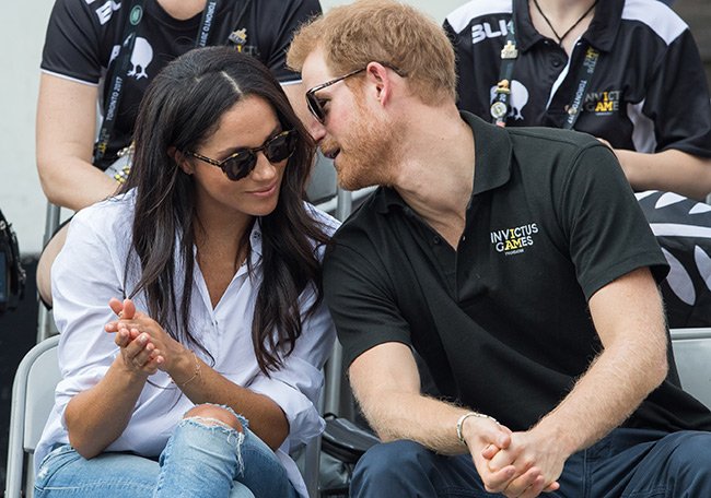 TheEdgeMag's tweet photo. "Psst....I promise I'll get a 'ginger syrup' sorted afore our Big Day, Makka." #theedgemag #gingersyrups #theroyalfamily etc. etc. https://t.co/q1Xwrx1F7f