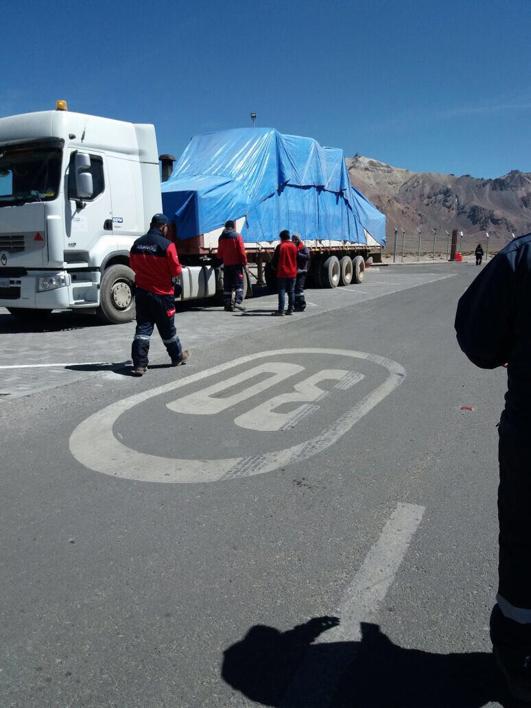 episcopado_cl's tweet photo. Aquí viene el Papa móvil que se usará en Iquique durante la visita de #franciscoenchile. Este medio día cruzó el paso Chungará, viene desde Bolivia. Cada día más cerca!!! 😱😱😊 https://t.co/hmNSPAd2ED