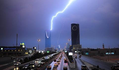 SaudiNews50's tweet photo. تنبيه متقدم من الأرصاد :
هطول أمطار متوسطة إلى غزيرة على مدينة #الرياض والأجزاء المجاورة لها تستمر حتى الواحدة صباحاً.
.
#السعودية #الرياض #الأمطار
. https://t.co/sx66dHoeEE