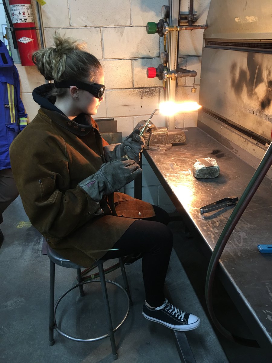 MMC_metalfab's tweet photo. Putting some finishing touches on a homemade bbq, showing off some skill for mom on parent/teacher night, getting ready to turn some material down. @cwa_foundation #parentteachernight #weldernation https://t.co/5HFsopQuUd