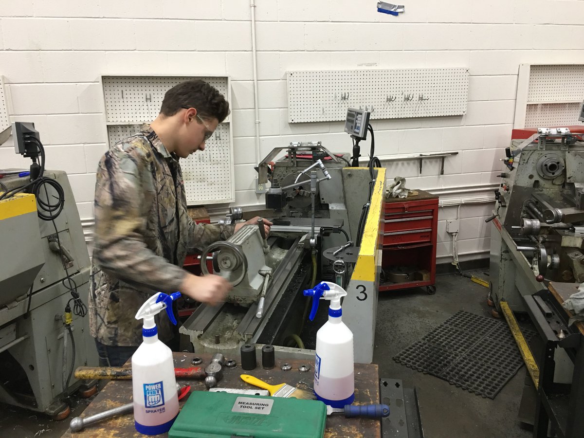 MMC_metalfab's tweet photo. Putting some finishing touches on a homemade bbq, showing off some skill for mom on parent/teacher night, getting ready to turn some material down. @cwa_foundation #parentteachernight #weldernation https://t.co/5HFsopQuUd