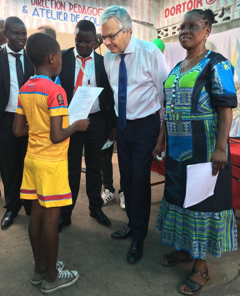 dreynders's tweet photo. België 🇧🇪 steunt rechtstreeks de Congolese bevolking. Enthousiaste en warme ontvangst in de volkswijken van #Kinshasa 🇨🇩 #nazanabinonamotemanangaï #DRC https://t.co/EwlPvZZpec