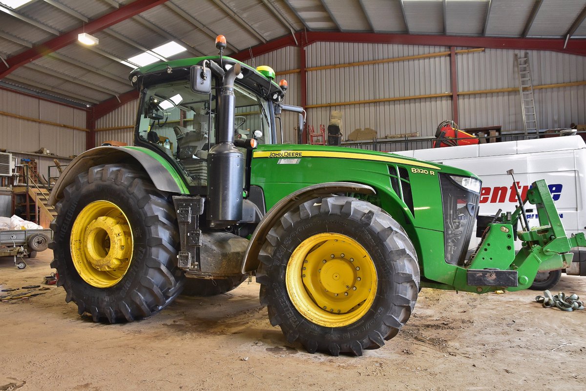Dom090665's tweet photo. @TrelleborgAgri a new set of #TM1000 & #TM900 fitted to #JohnDeere #Tractor #8320R today by #CentralTyre #Commercial & #Agricultural in #Norwich #PowerInAction https://t.co/NfZ7MPICSA
