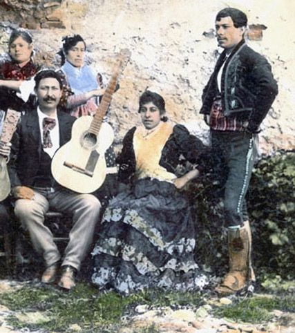 WaveGlobe_FM's tweet photo. A Gypsy guitarist from Sacromonte, Spain. A photo by Rafael Garzón Rodríguez (1863 – 1923) . The beginning of the 20th century https://t.co/S5UPq3tP8R  #MusiciansOfThePast #Guitar https://t.co/z9ObrSdgR2
