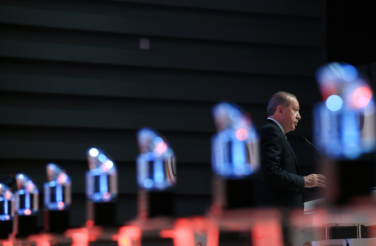 RTErdogan's tweet photo. Ne terör örgütleriyle dize getiriliriz ne de silah gibi kullanılan ekonomik şantajlara boyun eğeriz.

Tarih boyunca bu millete kefen biçenin sonu hep hüsran olmuştur, şimdi de öyle olacaktır.

https://t.co/jzVwKipi9u https://t.co/GUDB9SjFgz