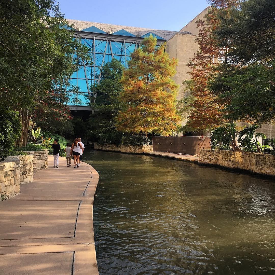 Riverwalk strolls are a natural occurrence around these parts. 📷: biscoetheboss #SanAntonio #VisitSanAntonio #ExploreTexas #Riverwalk #River