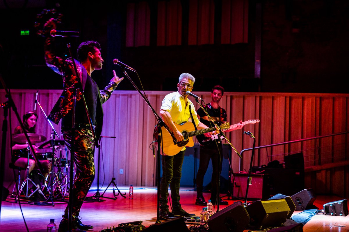 UsinadelArte's tweet photo. ¡Inolvidable noche en la #UsinaDelArte! Marcelo Moura, junto a Pablo Ruiz, Pipo Cipolatti, Cachorro López y Mariano Albergoli, hizo un recorrido por los grandes éxitos de Virus, repasó los hits de sus discos como solista y homenajeó a bandas populares de los ‘80. https://t.co/R0kl2XS95b