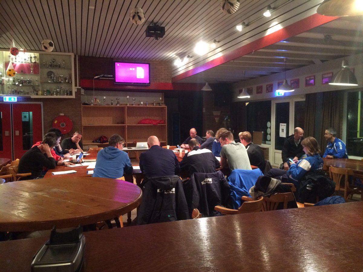 20 jeugdtrainers uit de regio waaronder 5  <a href="/voetbalsvaurora/">SV AURORA</a> trainers zijn vandaag in Werkhoven gestart aan de <a href="/KNVB/">KNVB</a> Pupillencursus.