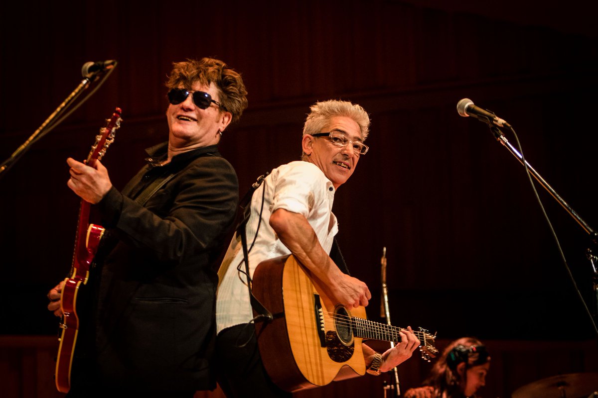 UsinadelArte's tweet photo. ¡Inolvidable noche en la #UsinaDelArte! Marcelo Moura, junto a Pablo Ruiz, Pipo Cipolatti, Cachorro López y Mariano Albergoli, hizo un recorrido por los grandes éxitos de Virus, repasó los hits de sus discos como solista y homenajeó a bandas populares de los ‘80. https://t.co/R0kl2XS95b