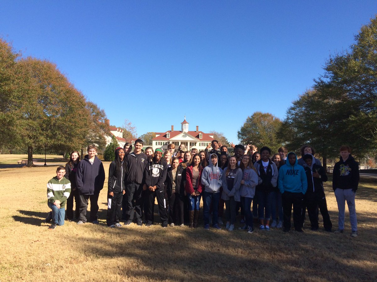 dhoward1121's tweet photo. VMHS 10th grade AP US history steps back in time to venture in Revolutionary America!! #huzzah #howardhistory #jacketracket @VMHS_Jackets https://t.co/rv9VKMTeE3