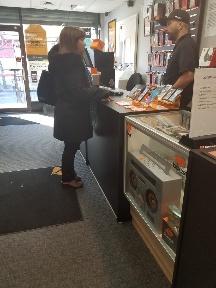 Boost_Diego's tweet photo. Banners up at #JunctionWireless 🆓📲🎉🙌 #SwitchHappens #unlimitedgigs #TeamCernadasNYC #bestfamilyplanever #BoostNYNJ @JonHorovitz1 https://t.co/uOGl8TiLpl