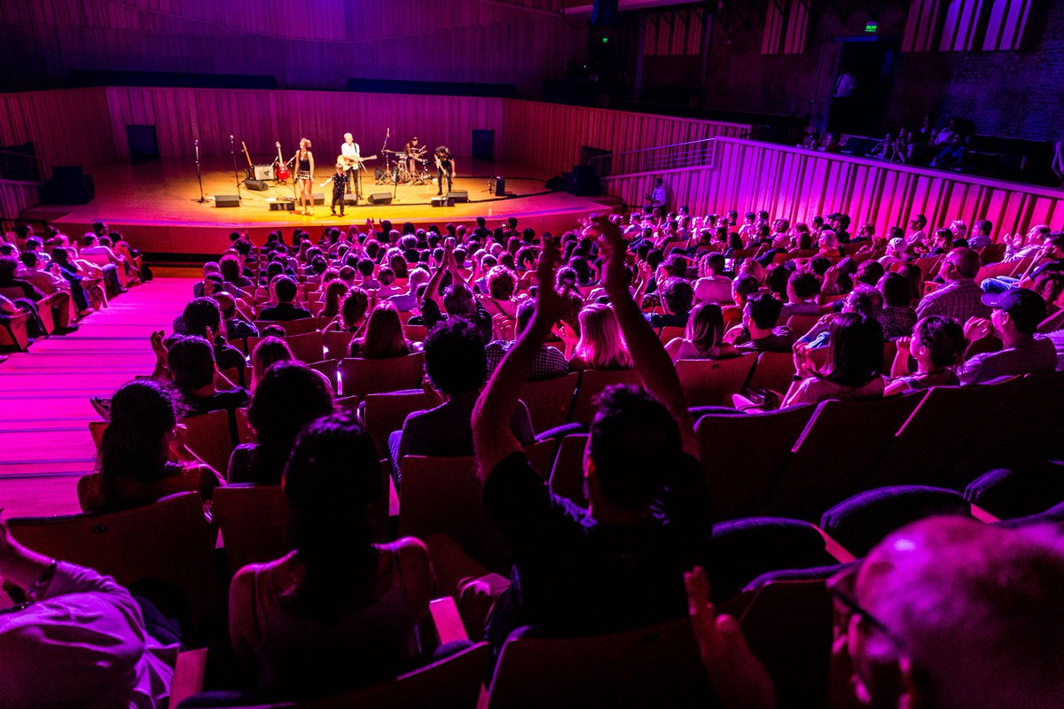 UsinadelArte's tweet photo. ¡Inolvidable noche en la #UsinaDelArte! Marcelo Moura, junto a Pablo Ruiz, Pipo Cipolatti, Cachorro López y Mariano Albergoli, hizo un recorrido por los grandes éxitos de Virus, repasó los hits de sus discos como solista y homenajeó a bandas populares de los ‘80. https://t.co/R0kl2XS95b