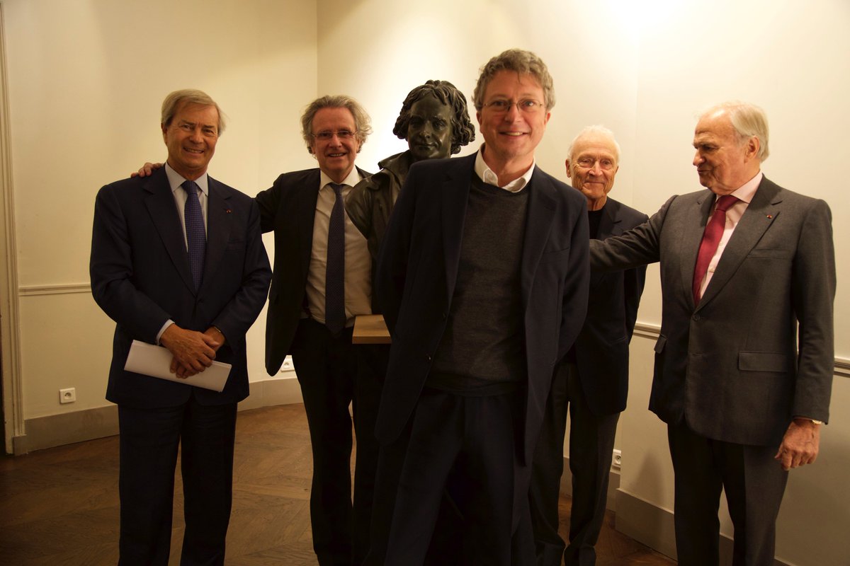 IndustrieFrance's tweet photo. Une photo exceptionnelle : trois #GrandCHAPTAL #2014 Jérome #Seydoux #2015 Claude #Bébéar #2016 Vincent #Bolloré réunis autour d'Henri Seydoux #Chaptal2017 du Comité Physique avec #OlivierMousson et le buste de Monsieur #Chaptal #ENCOURAGER #HotelIndustrie https://t.co/AJ9EnYGyJS
