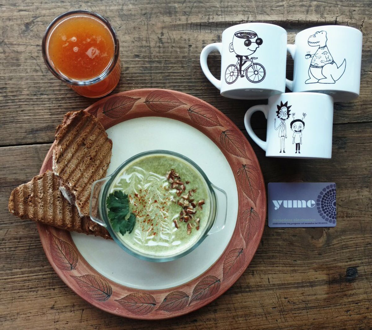 Tazas, sonrisas y #paquetedeldía
Crema de cilantro. 
Agua de papaya con menta.
Guisado de tu elección.