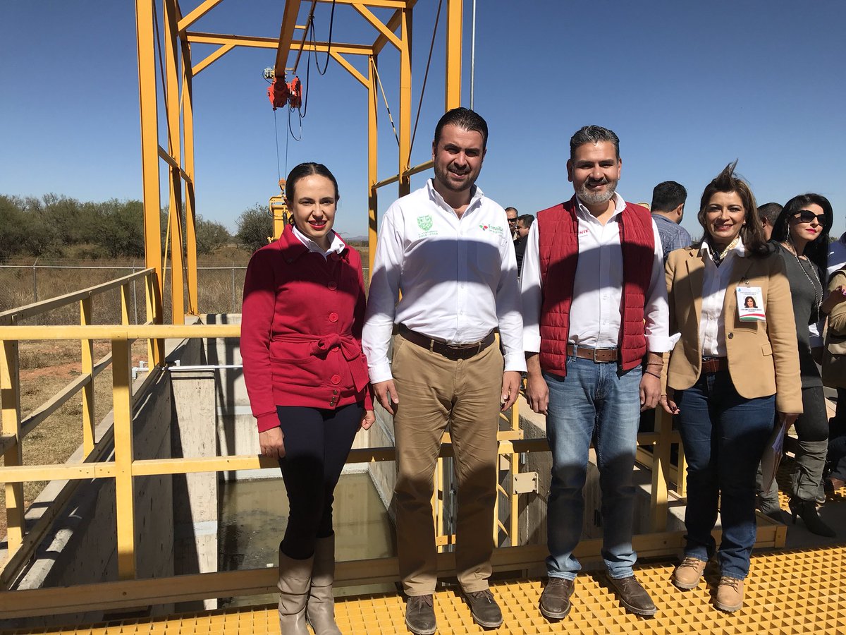 vicarmaszagoya's tweet photo. Con mi amigo el alcalde @pepeharo_ y Laura Herrera Directora #SIAPASF Hicimos recorrido por el colector, pozos de visita y la Planta Oriente #Fresnillo para revisar funcionamiento #TrabajemosDiferente #SAMA https://t.co/xghNxh0jkz