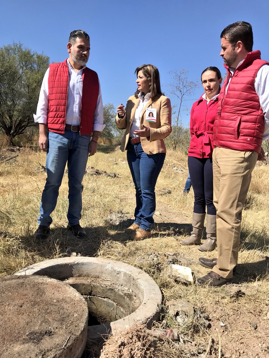 vicarmaszagoya's tweet photo. Con mi amigo el alcalde @pepeharo_ y Laura Herrera Directora #SIAPASF Hicimos recorrido por el colector, pozos de visita y la Planta Oriente #Fresnillo para revisar funcionamiento #TrabajemosDiferente #SAMA https://t.co/xghNxh0jkz