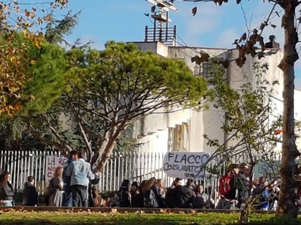 ndo_napoli's tweet photo. Critica su Facebook la #scuola e la preside la sospende per 6 giorni. Questo è il gravissimo episodio che succede al liceo Flacco di #Portici

-------> LEGGI L'ARTICOLO CHE RACCONTA MEGLIO LA STORIA: https://t.co/gP59prhRfQ

@collautna @SoccorsoNa https://t.co/lOmbH9Q6Ib