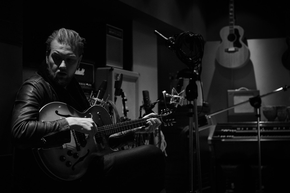 englishfolkexpo's tweet photo. New header image is of singer songwriter @AlexanderWolfe who we saw perform this year at #EFEx17.
Give him a listen.
https://t.co/U4vTjnmcza
https://t.co/IIPzDacgQU https://t.co/dHkr0KUDAg